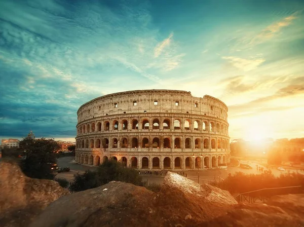 Beautiful shot of the famous Roman Colosseum amphitheater under the breathtaking sky at sunrise — Stock Photo, Image
