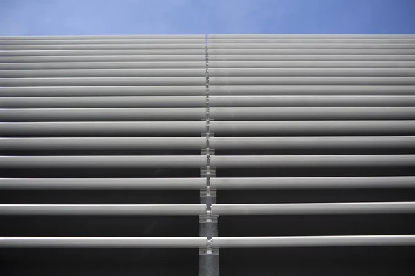 Disparo de ángulo bajo de persianas de ventana de metal blanco con un cielo claro en el fondo Fotos De Stock Sin Royalties Gratis