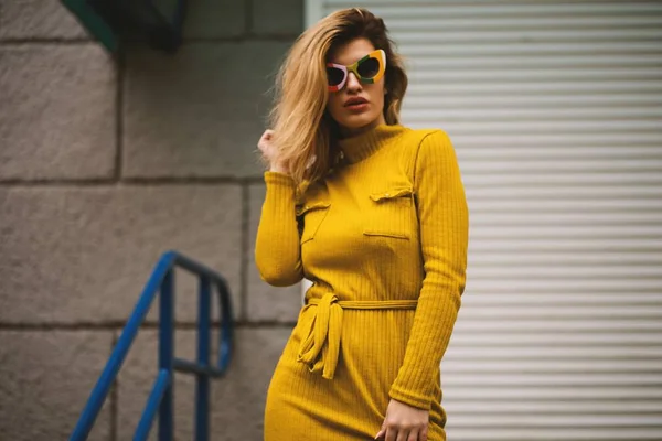 Привлекательная Модель Красивом Желтом Платье Солнцезащитных Очках Позирующая Возле Лестницы — стоковое фото