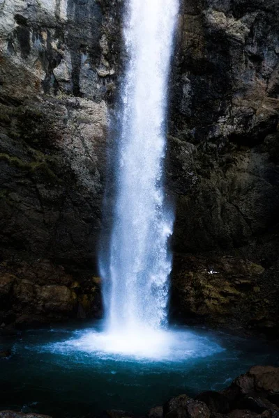 Tiro vertical de uma cachoeira no meio da montanha — Fotografia de Stock