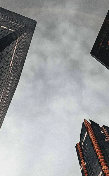 背景是低角的现代商业大厦和灰蒙蒙的天空 — 图库照片