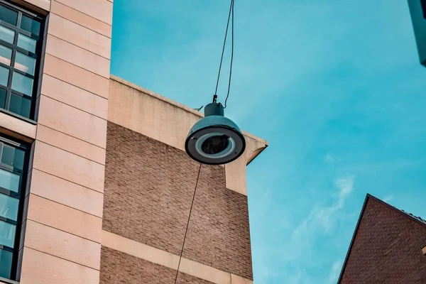 建物と青空を背景に吊り下げ街灯のローアングルショット — ストック写真