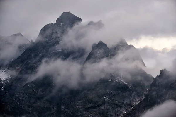 Красивый Снимок Горы Облаках — стоковое фото