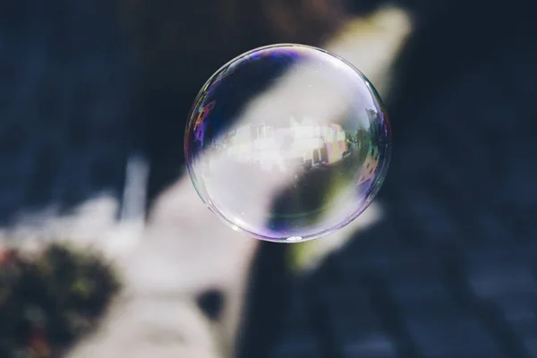 Close-up tiro de uma bolha com um fundo borrado — Fotografia de Stock
