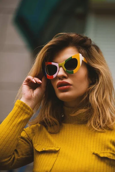 Attraktiv Kvinnlig Modell Bär Vacker Gul Klänning Och Solglasögon Poserar — Stockfoto