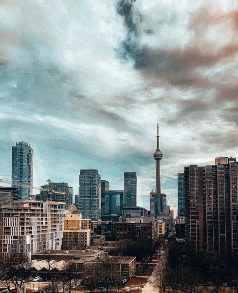 Vacker bild av en urban stad skyline med byggnader och radiotorn i mitten under grå himmel — Stockfoto