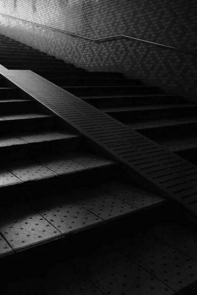 Vertikální snímek schodů s ocelovým zábradlím na cihlové stěně — Stock fotografie