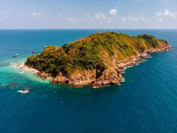 Vue Aérienne Une Île Milieu Eau Couverte Arbres Sous Ciel — Photo