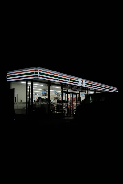 Gece boyunca bir pazarın dikey seçici karanlık çekim — Stok fotoğraf