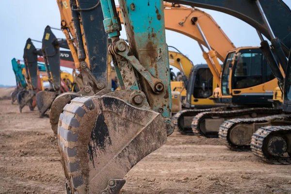 Nära Bild Tunga Maskiner Parkerade Nära Varandra Ett Tomt Fält — Stockfoto