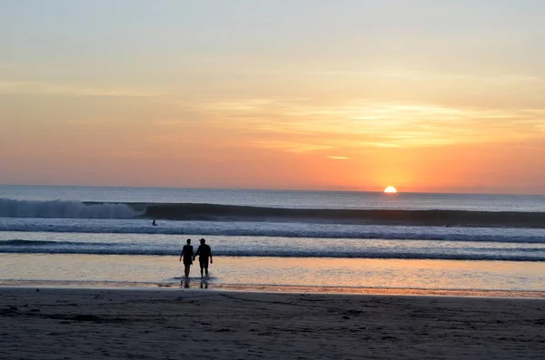 Silhouette Couple Walking Water Shore Beautiful Sky Background Sunset — Stock Photo, Image