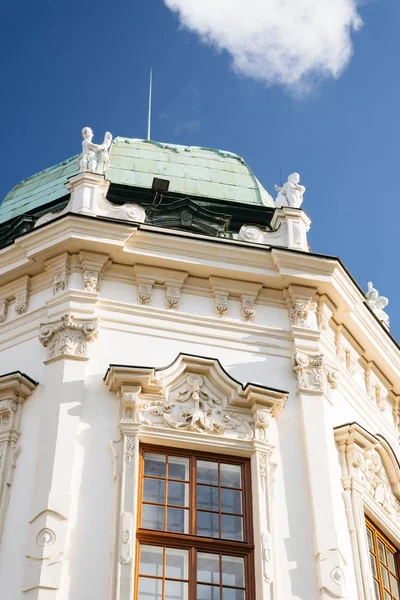 Eine Senkrechte Aufnahme Eines Weißen Gebäudes Mit Statuen Auf Dem — Stockfoto