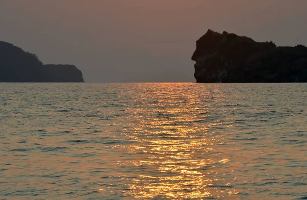 Een Prachtige Foto Van Een Zee Reflecterend Het Zonlicht Met — Stockfoto