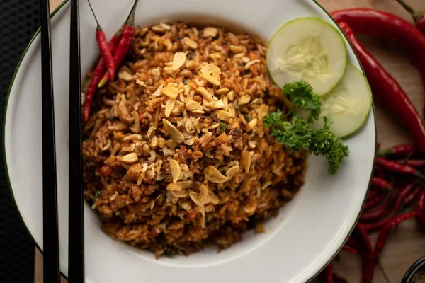 Yuvarlak beyaz bir tabak üzerinde pirinç ve dilimlenmiş sebze ile bir çanak havai çekim — Stok fotoğraf