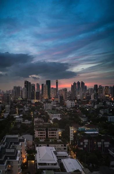 Tiro Vertical Edifícios Cidade Sob Céu Nublado Meia Noite — Fotografia de Stock