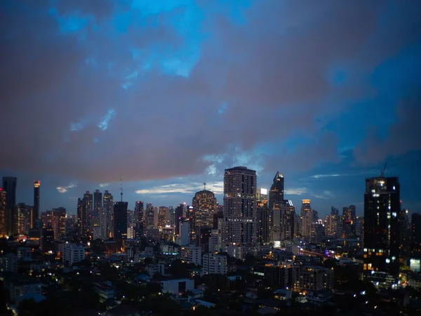 Vacker Bild Stadens Byggnader Blå Molnig Himmel Vid Midnatt — Stockfoto