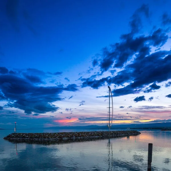 Mavi Bir Gökyüzünün Altında Denizin Ortasında Kayalık Bir Kıyının Güzel — Stok fotoğraf