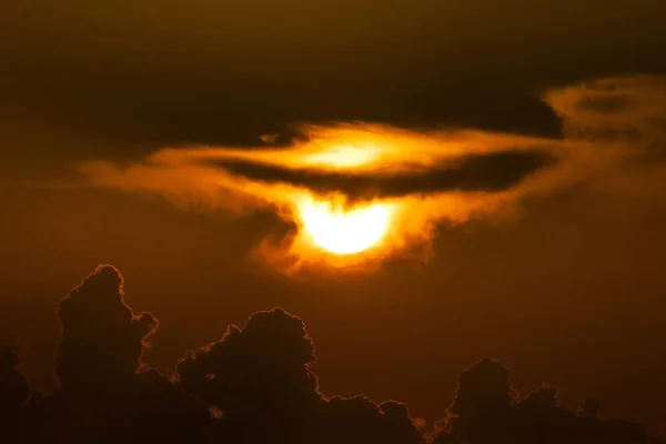 ภาพท สวยงามของดวงอาท องหล งเมฆ — ภาพถ่ายสต็อก