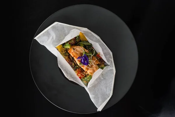 Tiro aéreo de um prato com carne e verduras em uma chapa preta — Fotografia de Stock