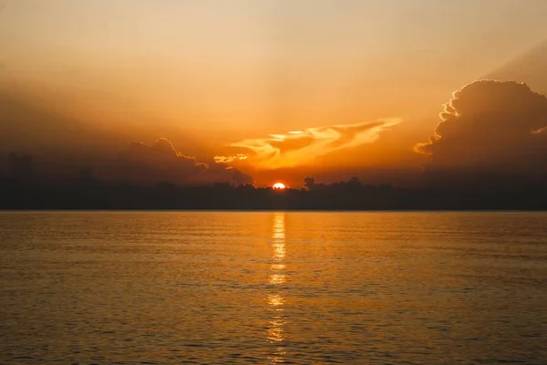 Beautiful Shot Sea Reflecting Sunlight Orange Sky — Stock Photo, Image