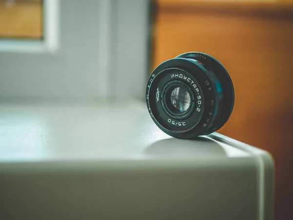 Tiro de close-up seletivo da lente da câmera de foto preta — Fotografia de Stock