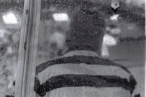 Yağmurlu bir günde şeffaf bir çadırda oturan kişi — Stok fotoğraf