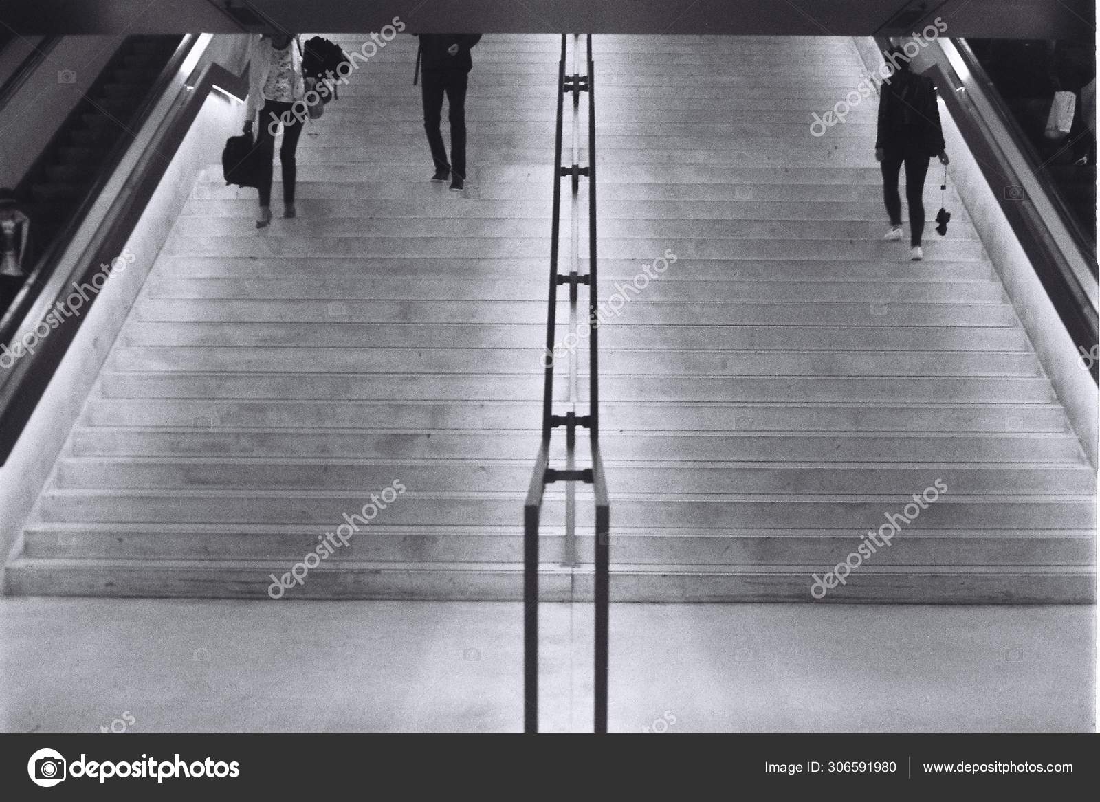 Едва успев закрыть дверь. Спуск с лестницы референс. Человек идет по лестнице. Девушка поднимается по лестнице. Этикет мужчин лестница.