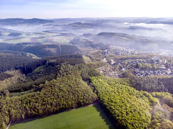 Drone fotografie krásných zelených polí krajiny za slunečného dne — Stock fotografie