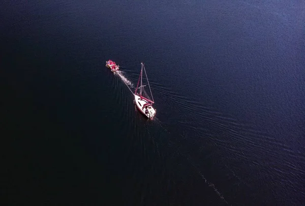 Een Overhead Drone Fotografie Van Een Zeilboot Een Prachtig Meer — Stockfoto