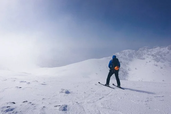 Skieur Équipement Reposant Sur Colline Enneigée Par Une Journée Brumeuse — Photo