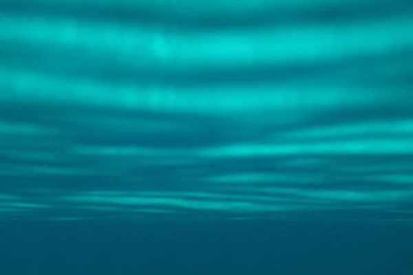 背景や壁紙のための青い透明な水の美しいテクスチャ — ストック写真