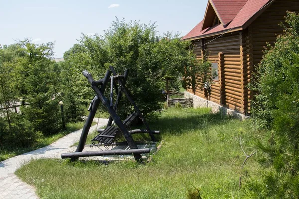 Een Hut Met Rood Dak Een Zwarte Schommel Omringd Door — Stockfoto