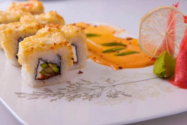 水平拍摄的加州寿司卷与酱和一片鳄梨与柠檬 — 图库照片