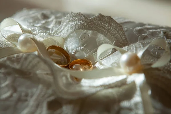 Closeup Shot Wedding Rings Beautiful White Textile Pearls — Stock Photo, Image