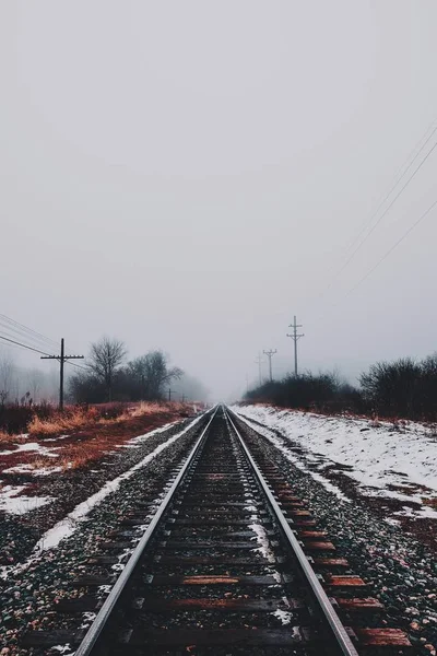 Tiro Vertical Uma Ferrovia Campo Durante Inverno Nevoeiro — Fotografia de Stock