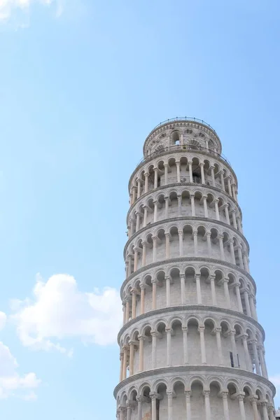 Pisa Kulesi Nin Güzel Mavi Gökyüzünün Altında Dikey Bir Alçak — Stok fotoğraf