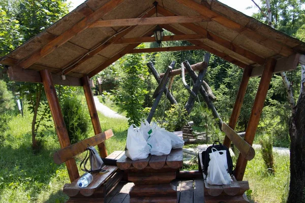 Een Shot Van Een Paviljoen Met Veel Plastic Boodschappentassen Het — Stockfoto