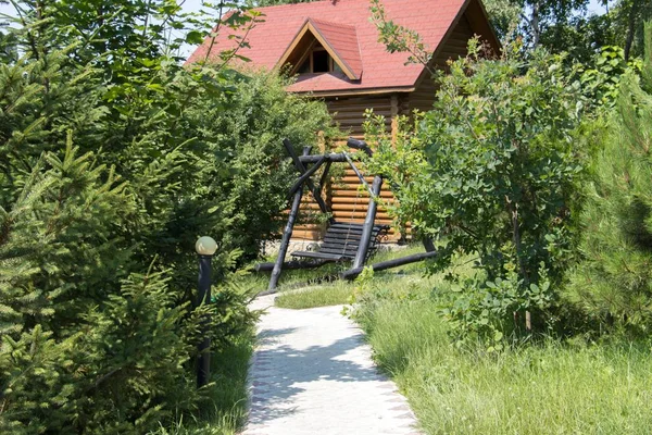 Beau Plan Horizontal Une Cabane Avec Toit Rouge Une Balançoire — Photo