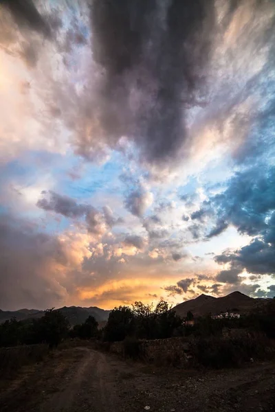 Красивый Вертикальный Снимок Гор Безумно Красочное Облачное Небо — стоковое фото