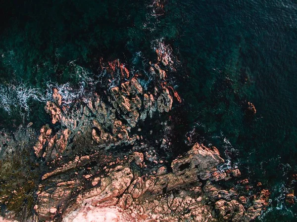 Ein Schöner Blick Auf Die Klippen Der Küste Des Meeres — Stockfoto