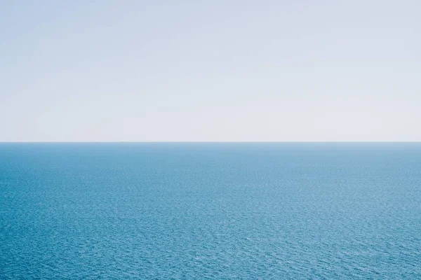 Ένα Ευρύ Συμμετρικό Πλάνο Της Ηρεμίας Όμορφη Θάλασσα Εκπληκτικά Καθαρό — Φωτογραφία Αρχείου