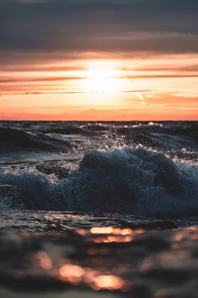 Vertical Shot Strong Ocean Waves Splashing Golden Hour — Stock Photo, Image