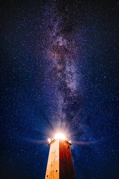 Vertical Shot Beautiful Golden Illuminating Lighthouse Breathtaking Starry Blue Sky — Stock Photo, Image