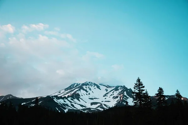 Hermosa toma de montañas nevadas rocosas bajo el hermoso cielo azul — Foto de Stock