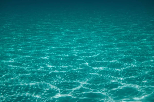 背景や壁紙のための青い透明な水の美しいテクスチャ — ストック写真