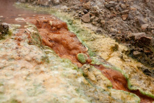 Uma Bela Dose Água Mineral Descendo Montanhas Rochosas — Fotografia de Stock