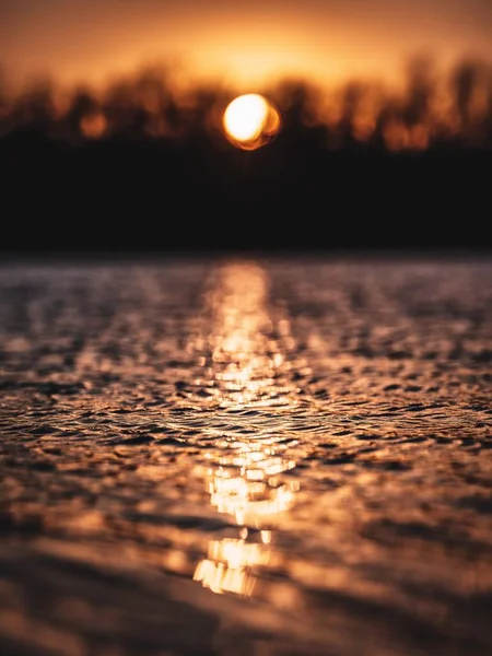 Głębia Pola Ciała Wody Podczas Złotej Godziny Jeziorze — Zdjęcie stockowe