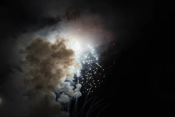 Krásná Vodorovná Střela Ohňostrojů Noci Peregrině — Stock fotografie