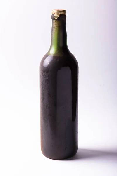 Primer plano de una botella de vino con fondo blanco — Foto de Stock