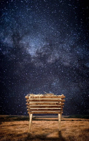 Vertikální Záběr Staré Dřevěné Kolébky Seno Poli Pod Krásnou Hvězdnou — Stock fotografie